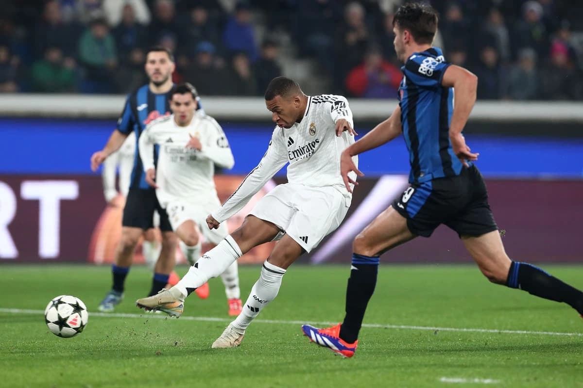 Kylian Mbappé a ouvert la marque grâce a un contrôle orienté et une frappe croisée de haut niveau (Photo by Marco Luzzani/Getty Images)