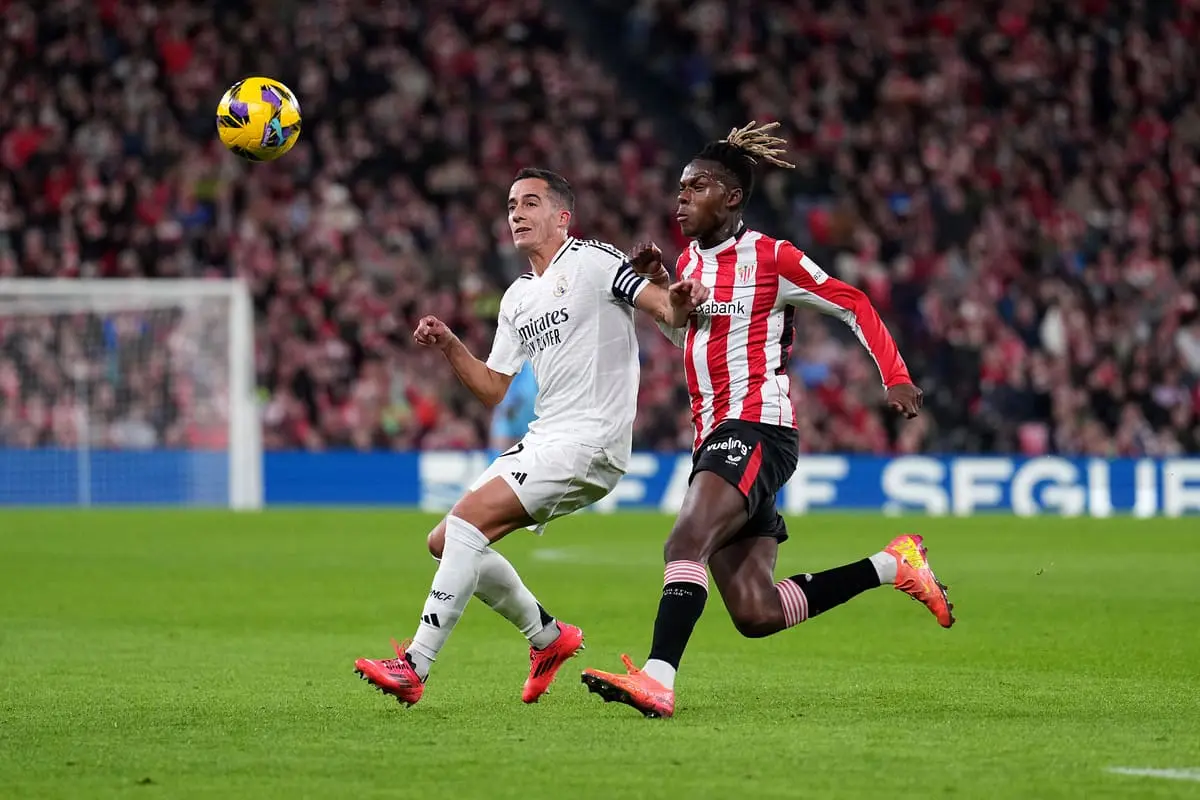 Lucas Vázquez ici au duel avec Nico Williams (Photo by Juan Manuel Serrano Arce/Getty Images)