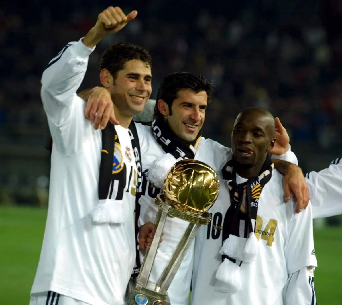 Fernando Hierro, Luis Figo et Claude Makelele célébrant la victoire en finale de Coupe Intercontinentale 2002 (Photo by Firto Foto/Getty Images)