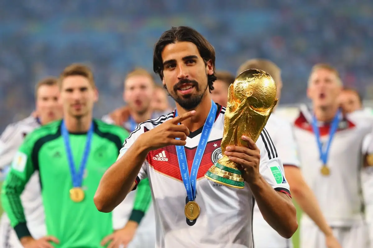 Khedira avec le trophée de la Coupe du monde en 2014 (Photo by Martin Rose/Getty Images)