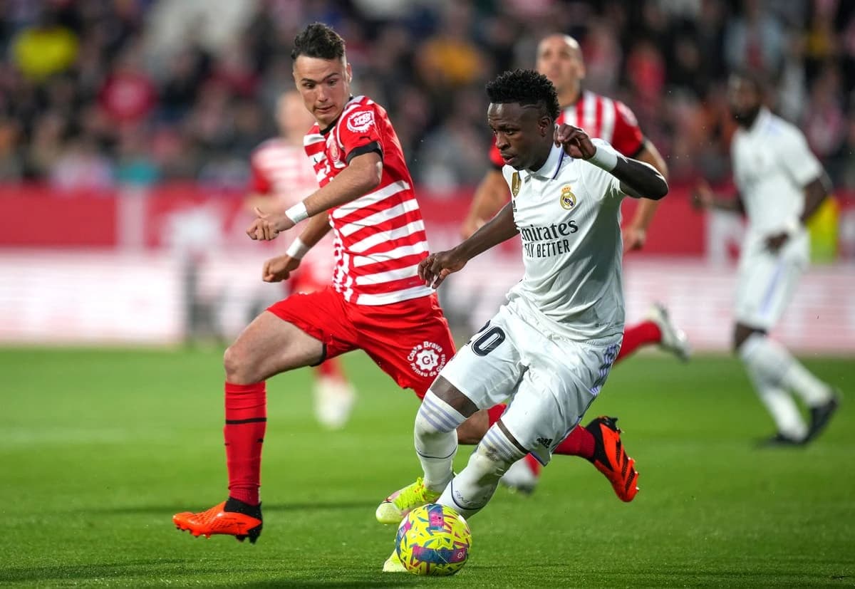 Arnau Martínez au duel avec Vinicius Jr (Photo by Alex Caparros/Getty Images)