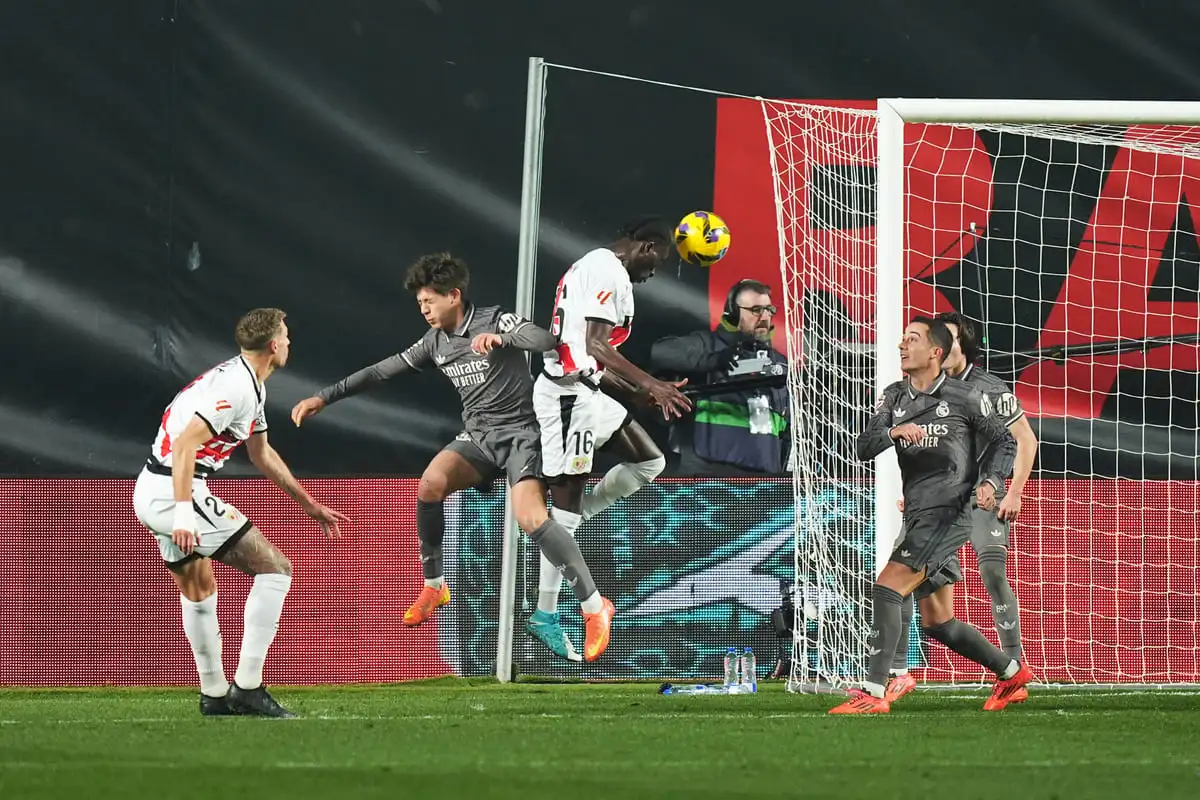 Le deuxième but encaissé par le Real Madrid est particulièrement édifiant quant à ses problèmes défensifs (Photo by Angel Martinez/Getty Images)