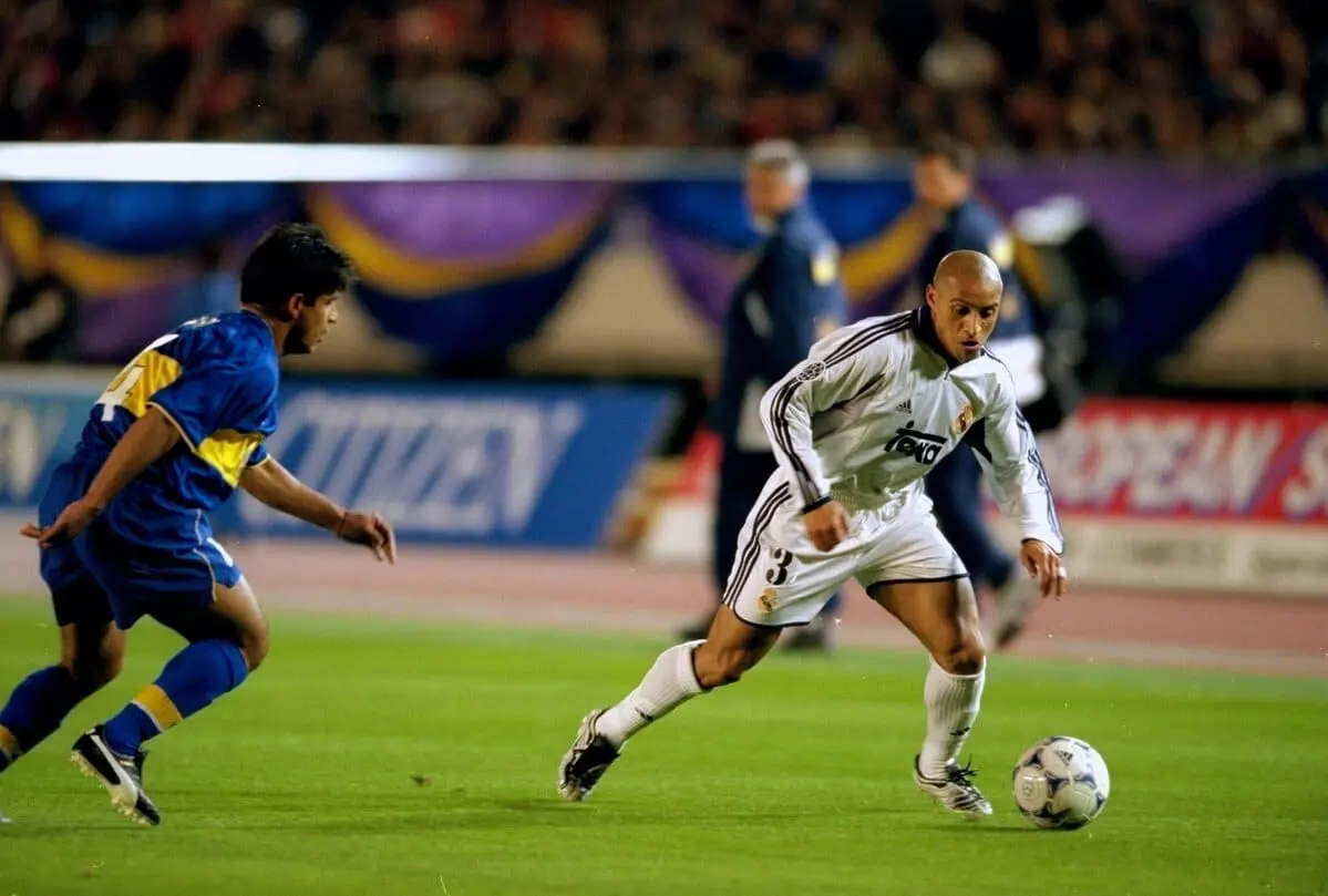 Roberto Carlos a inscrit un but exceptionnel lors de la défaite du Real Madrid face à Boca Juniors (Shaun Botterill/Allsport)