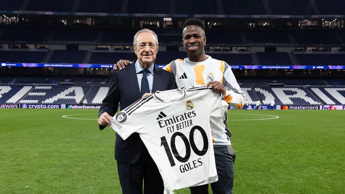 Vinicius Jr. posant avec Florentino Pérez pour célébrer ses 100 buts avec le Real Madrid (realmadrid.com)