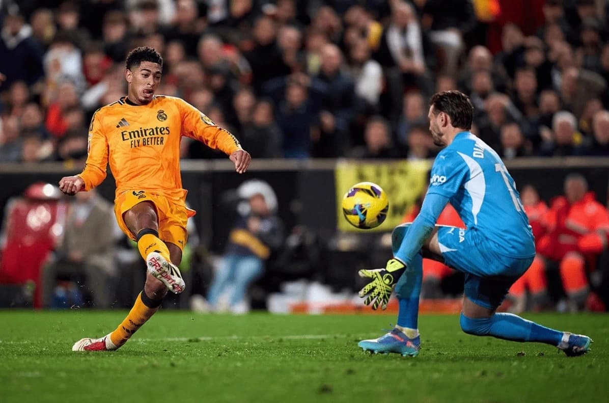 Jude Bellingham a fait preuve de beaucoup de sang froid pour tromper la vigilance du portier adverse et donner la victoire au Real Madrid (realmadrid.com)