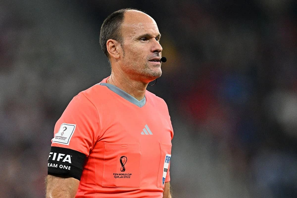 Mateu Lahoz ne comprend pas pourquoi Vinicius Jr. a été expulsé (Photo by Stuart Franklin/Getty Images)