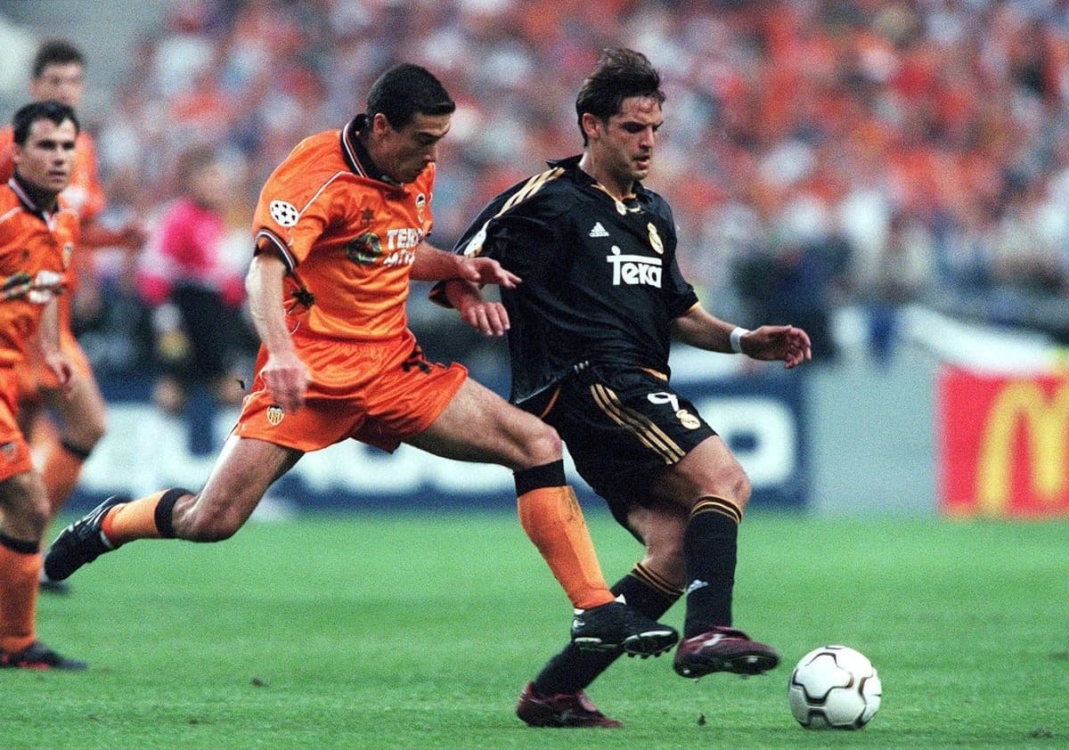 Kily González face au Real Madrid en finale de Ligue des champions 2000 (Photo by Martin Rose/Bongarts/Getty Images)