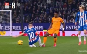 La faute de Pol sur Vinicius Jr (DAZN)