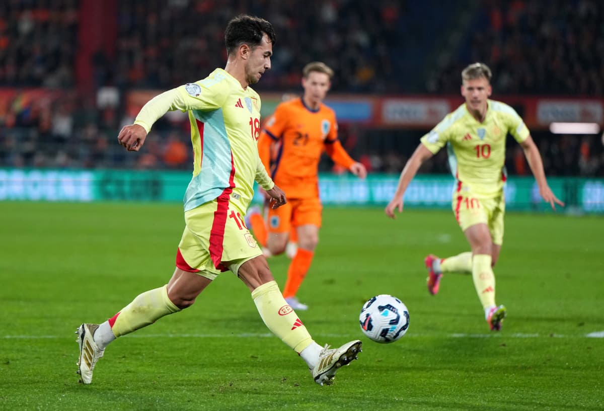 ROTTERDAM, NETHERLANDS - MARCH 20: Martin Zubimendi #18 of Spain dribbles the ball in the first half of the UEFA Nations League quarterfinal leg one match between Netherlands and Spain at De Kuip on March 20, 2025 in Rotterdam, Netherlands. (Photo by Alex Bierens de Haan/Getty Images)