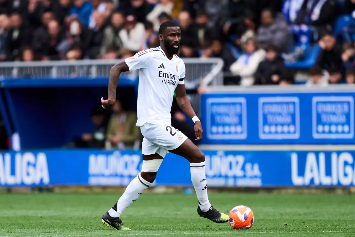 Antonio Rüdiger joue avec un bandage à la jambe gauche (Photo by Juan Manuel Serrano Arce/Getty Images)