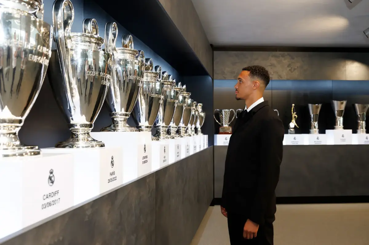 Alexander-Arnold dans la salle des trophées du Bernabéu avant sa présentation officielle (realmadrid.com)
