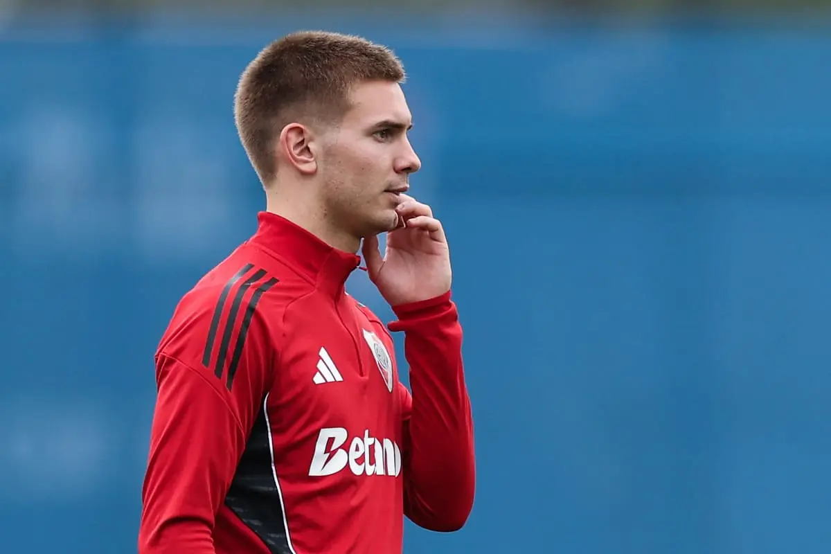 RENTON, WASHINGTON - JUNE 24: Franco Mastantuono (R) of CA River Plate looks on during a training session ahead of their FIFA Club World Cup 2025 match between FC Internazionale Milano and CA River Plate at Sounders FC Clubhouse on June 24, 2025 in Renton, Washington. (Photo by Buda Mendes/Getty Images).
