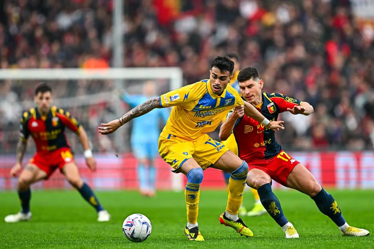 GENOA, ITALY - MARCH 30: Jesus Reinier of Frosinone (center) and Ruslan Malinovskyi of Genoa vie for the ball during the Serie A TIM match between Genoa CFC and Frosinone Calcio at Stadio Luigi Ferraris on March 30, 2024 in Genoa, Italy. (Photo by Simone Arveda/Getty Images)