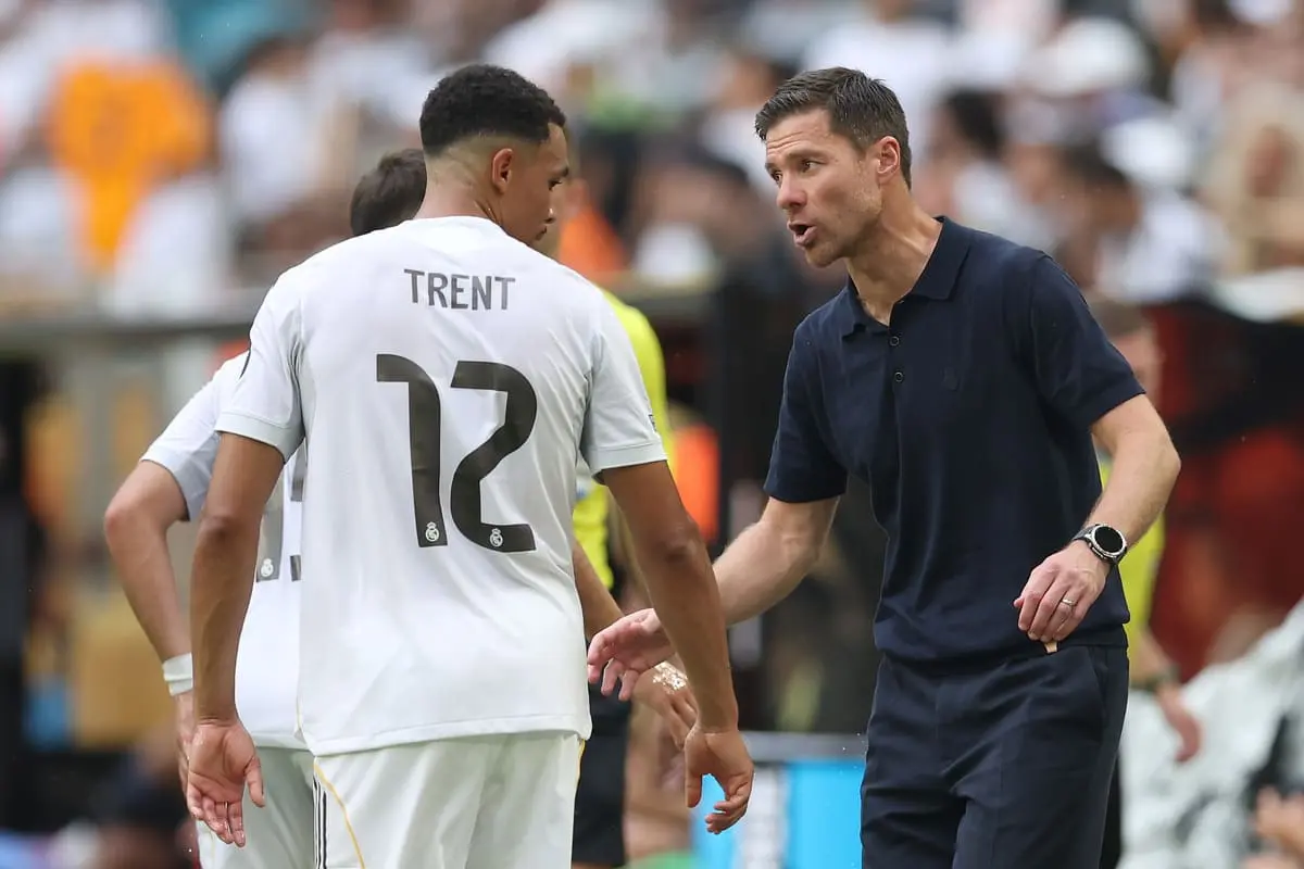 MIAMI GARDENS, FLORIDA - JULY 01: Xabi Alonso, Head Coach of Real Madrid C.F., speaks with Trent Alexander-Arnold #12 of Real Madrid C.F. during the FIFA Club World Cup 2025 round of 16 match between Real Madrid CF and Juventus FC at Hard Rock Stadium on July 01, 2025 in Miami Gardens, Florida. (Photo by Megan Briggs/Getty Images)