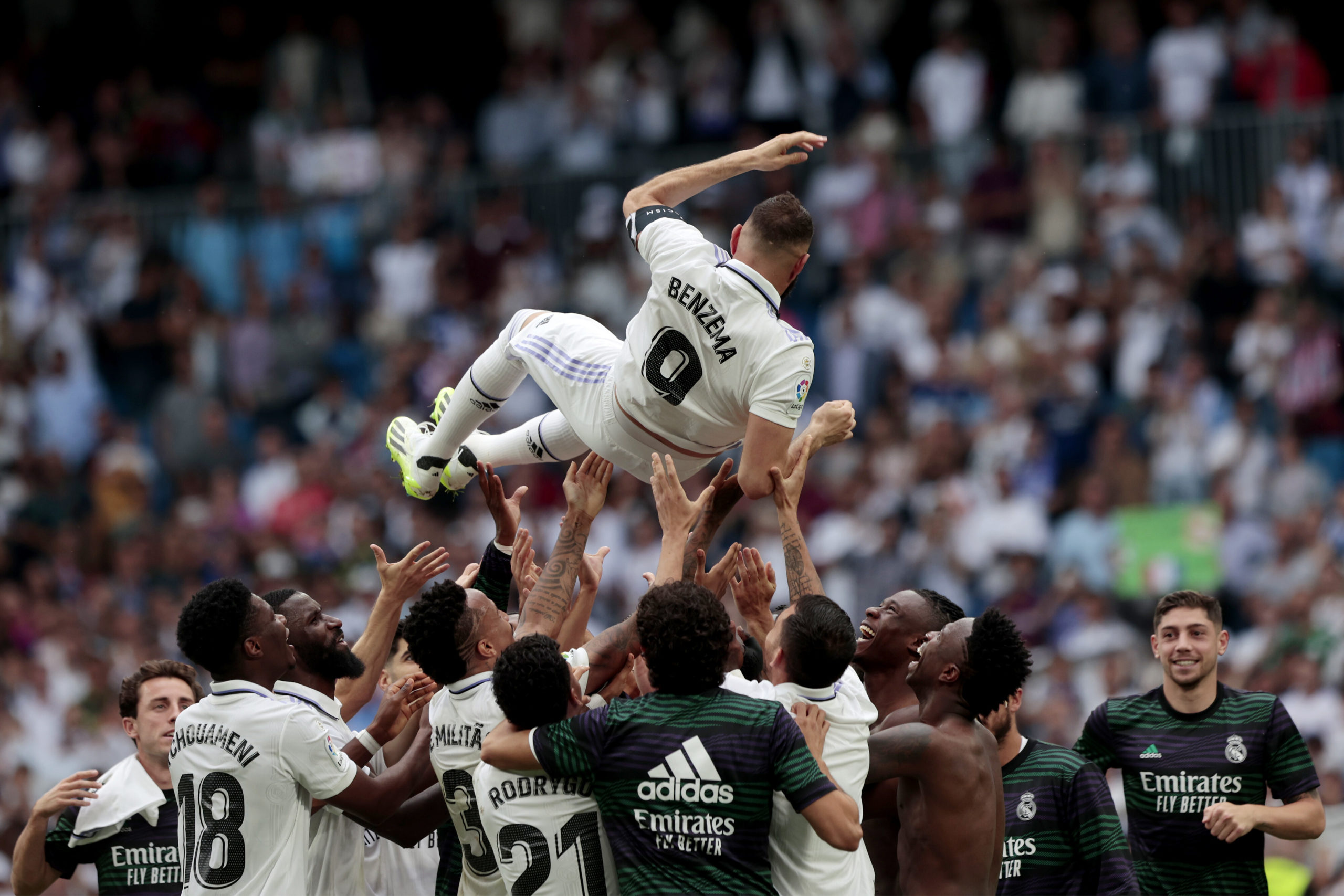Karim Benzema soulevé et ovationné par ses coéquipiers après son dernier match sous les couleurs du Real Madrid.