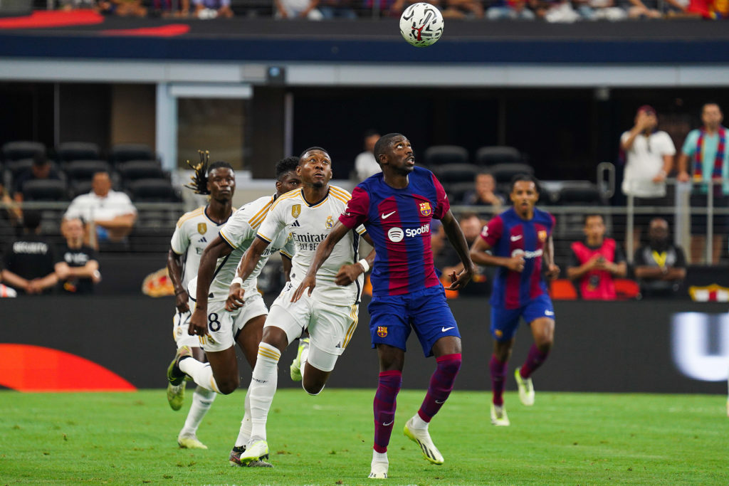 David Alaba au duel avec Ousmane Dembélé lors d'un Clásico en match de pré-saison durant l'été 2023.