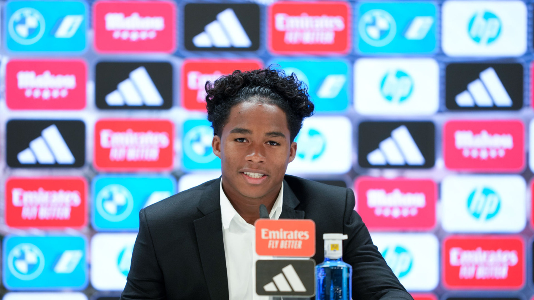 Endrick en conférence de presse juste après sa présentation au Santiago Bernabéu en tant que nouveau joueur du Real Madrid.