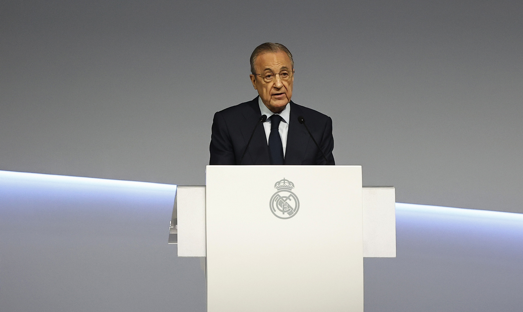 Le président du Real Madrid pendant l'assemblée des socios compromissaires