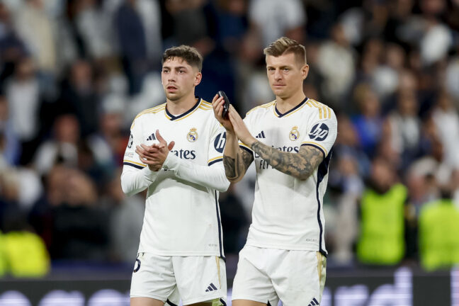 Federico Valverde (Real Madrid) und Toni Kroos (Real Madrid) schaut waehrend des Viertelfinale Hinspiels der UEFA Champions League 2023/24 zwischen Real Madrid und Manchester City im Estadio Santiago Bernabeu am 09. April 2024 in Madrid, Spainen. (Foto von Manuel Reino/DeFodi Images) Federico Valverde (Real Madrid) und Toni Kroos (Real Madrid) looks on during the UEFA Champions League 2023/24 - Quarter-final First Leg match between Real Madrid vs Manchester City at Estadio Santiago Bernabeu on April 9, 2024 in Madrid, Spain. (Photo by Manuel Reino/DeFodi Images) Photo by Icon sport - Photo by Icon Sport