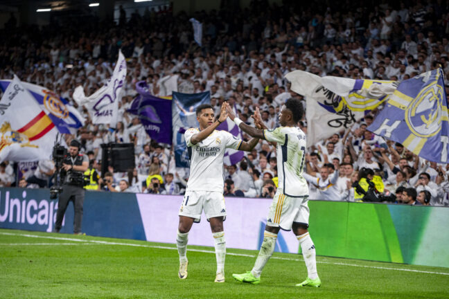 Vinicius Junior of Real Madrid (R) celebrates his goal with his teammate Rodrygo Silva de Goes (L) during the La Liga EA Sports 2023/24 football match between Real Madrid vs Deportivo Alaves at Estadio Santiago Bernabeu. Real Madrid 5 : 0 Deportivo Alaves (Photo by Alberto Gardin / SOPA Images/Sipa USA) - Photo by Icon Sport