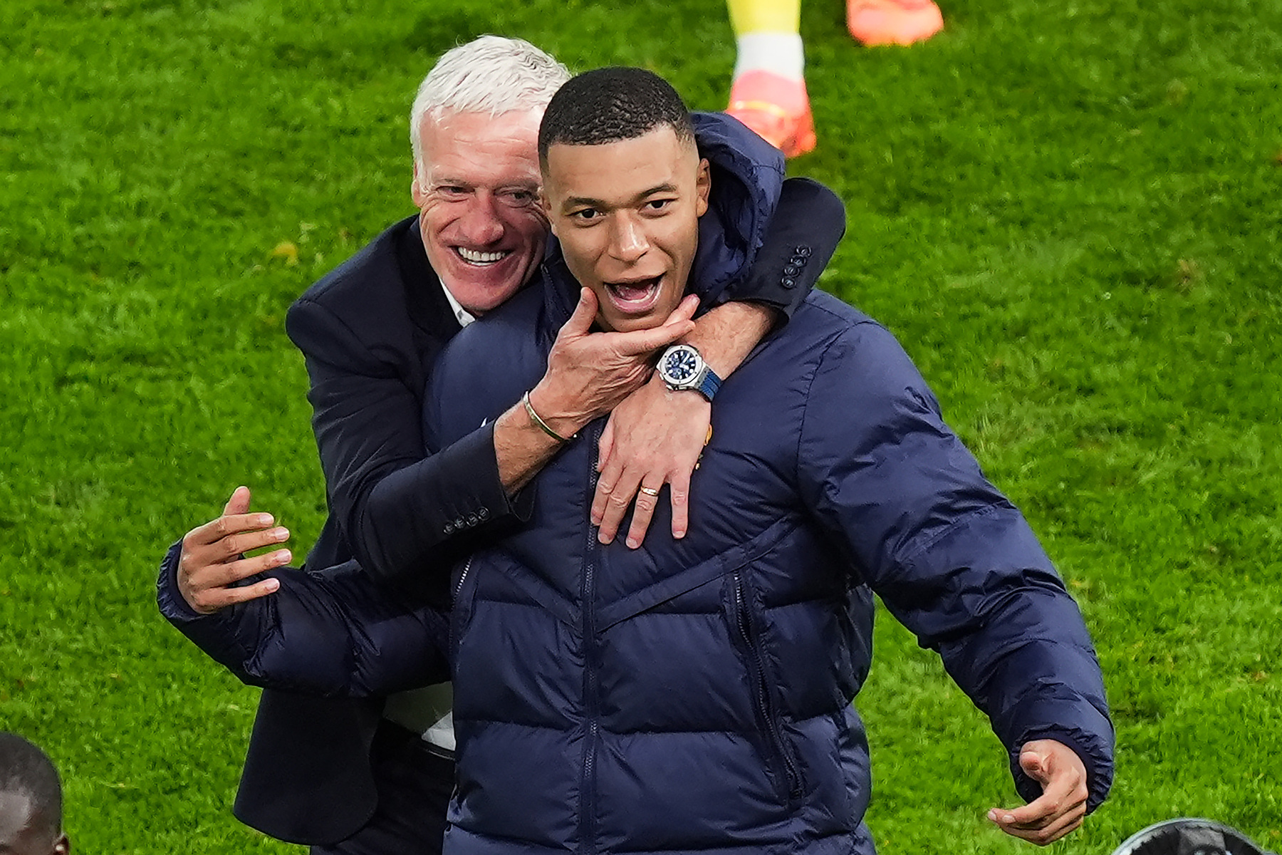 05 July 2024, Hamburg: Soccer, UEFA Euro 2024, European Championship, Portugal - France, final round, quarter-final, Volksparkstadion Hamburg, France coach Didier Deschamps celebrates with Kylian Mbappe after the match. Photo: Marcus Brandt/dpa - Photo by Icon Sport