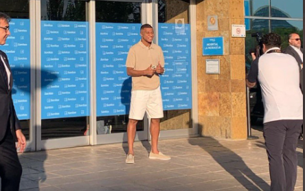 Arrivée de Kylian Mbappé à la visite médicale