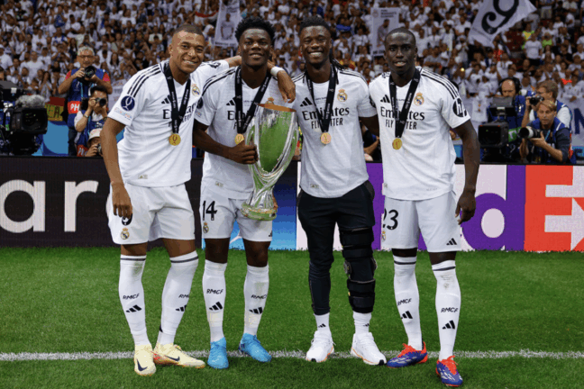 Les quatre français du Real Madrid avec la Supercoupe d'Europe (realmadrid.com)
