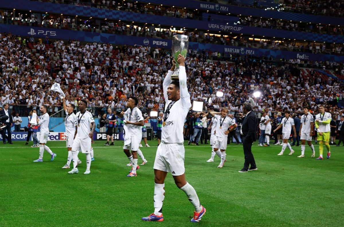 Jude Bellingham à Varsovie soulevant la Supercoupe d'Europe (realmadrid.com)