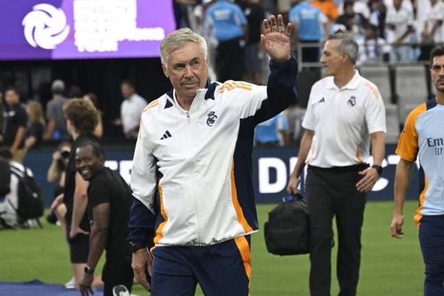 Ancelotti lors du match amical face à Chelsea.