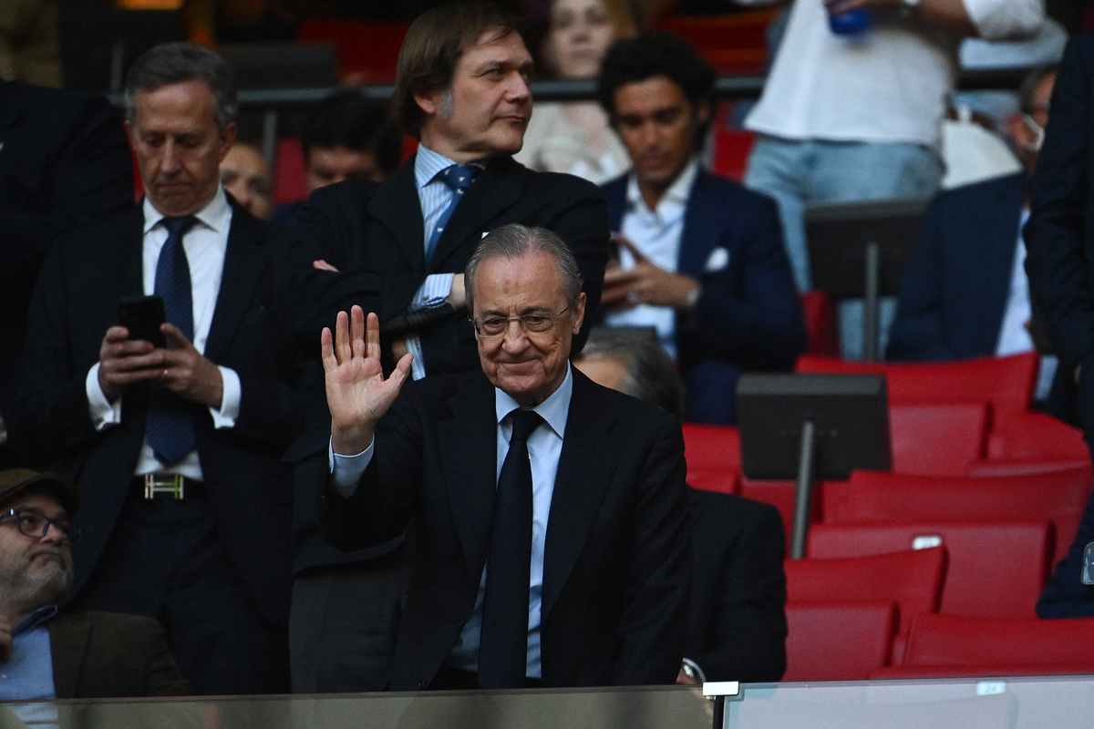 Florentino Pérez lors d'un match du Real Madrid la saison passée avec Mario Hermoso (Getty Images)