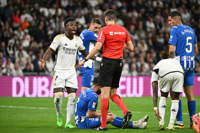 Vini discutant avec l'arbitre lors d'un match de LaLiga en 2024 (Getty Images)