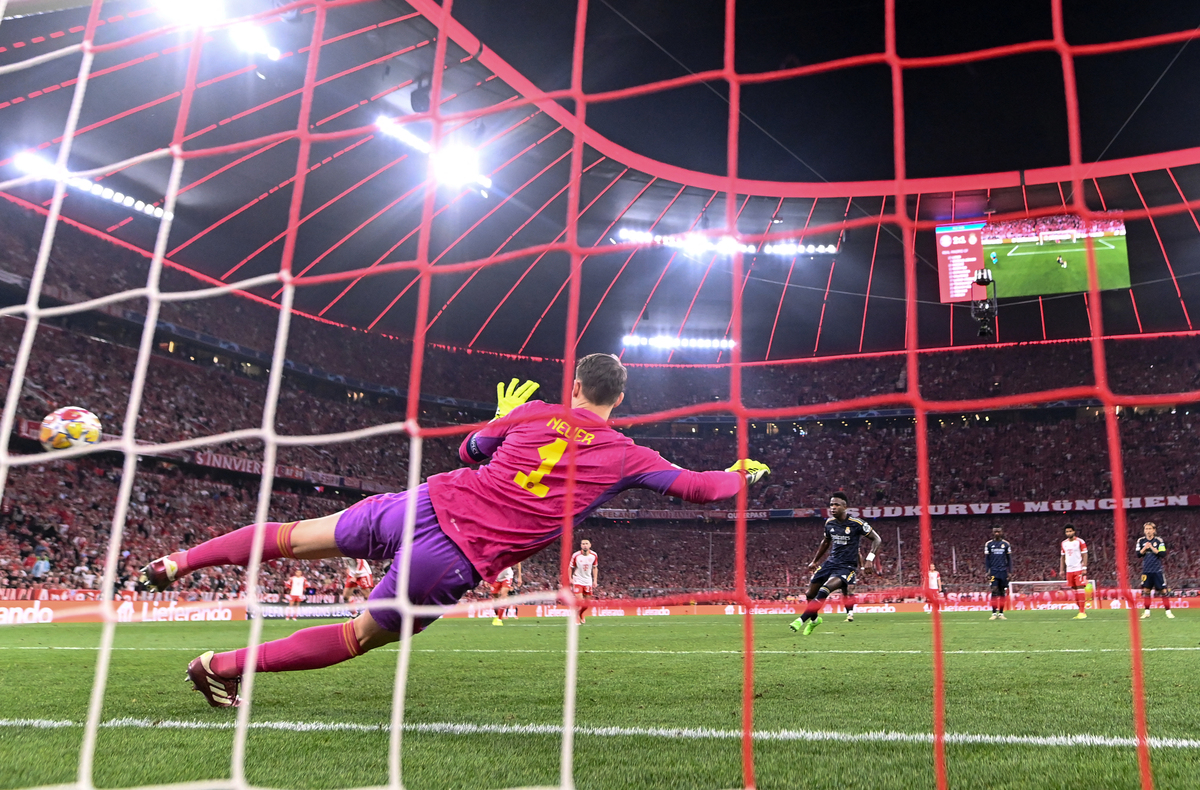 Vinícius Jr. qui marque un penalty à l'Allianz Arena face à Neuer (Getty Images)