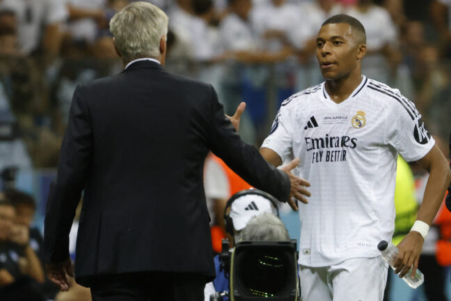 Kylian Mbappé et Ancelotti lors de la Supercoupe d'Europe. (Wojtek RADWANSKI/AFP/Getty Images)