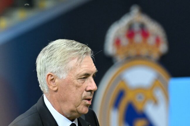 Carlo Ancelotti avec l'écusson du Real Madrid en fond lors de la Supercoupe d'Europe (Getty Images)