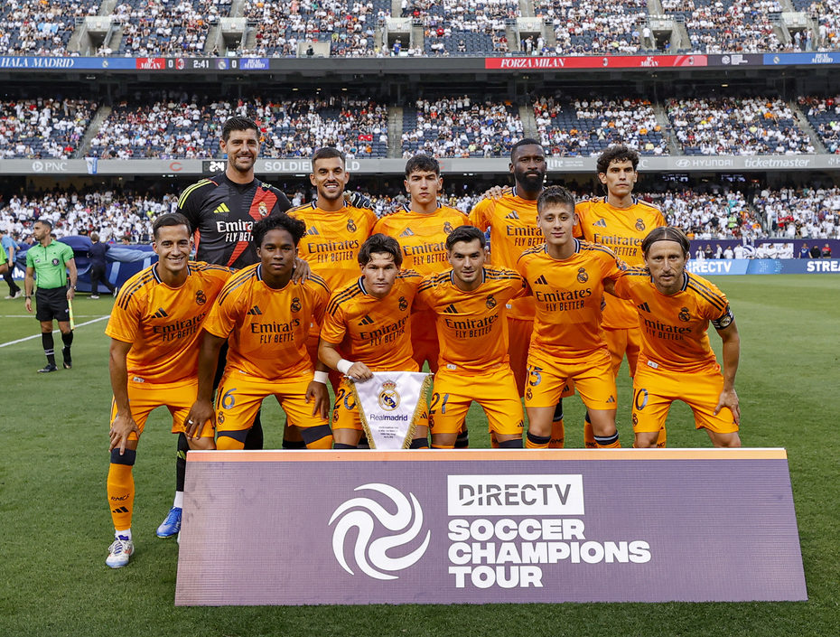Real Madrid players pose for a team photo before during the pre-season club friendly football match between AC Milan and Real Madrid at Soldier Field in Chicago, Illinois, on July 31, 2024. (Photo by KAMIL KRZACZYNSKI / AFP) (Photo by KAMIL KRZACZYNSKI/AFP via Getty Images)