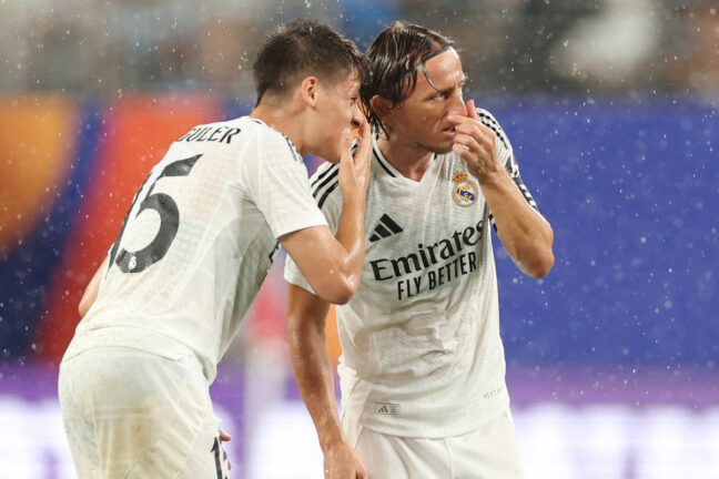 Arda Güler et Luka Modric lors du Clasico en août 2024 avant la reprise de LaLiga. (Getty Images)