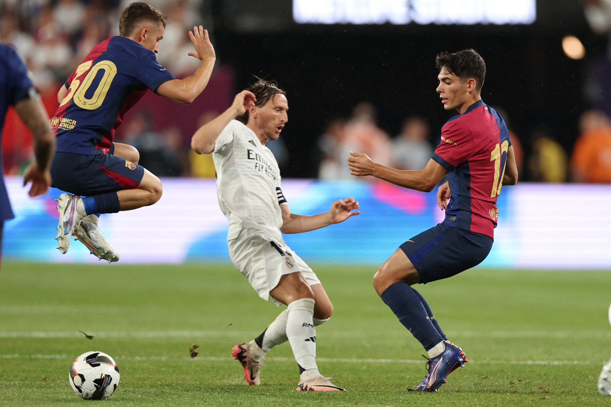Luka Modrić au duel lors du dernier match face au FC Barcelona (Getty Images)