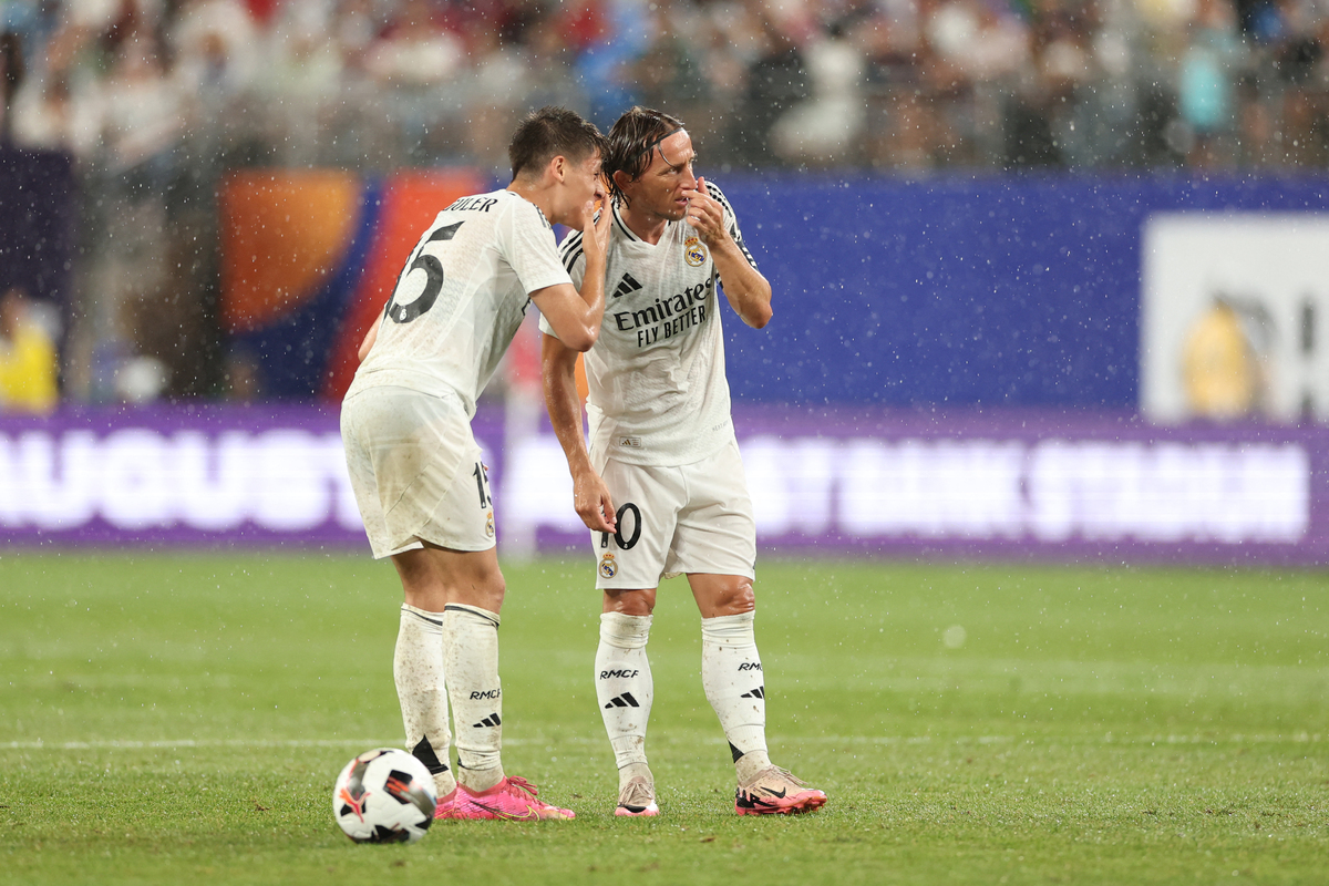 Modrić et Arda Güler en discussion lors du Clásico (Getty Images)