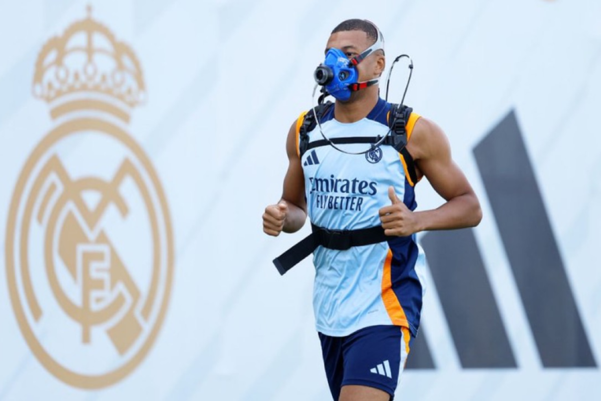 Kylian Mbappé avec un masque à l'entraînement du Real Madrid dirigé par Pintus (Real Madrid).