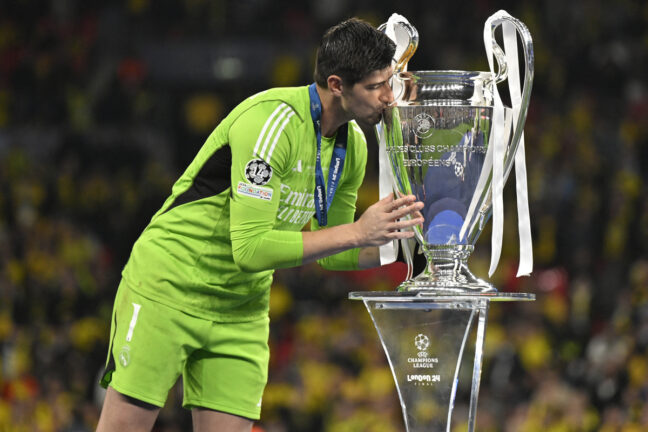 Thibaut Courtois embrasse la Ligue des champions après la victoire du Real Madrid face au Borussia Dortmund (Getty Images)