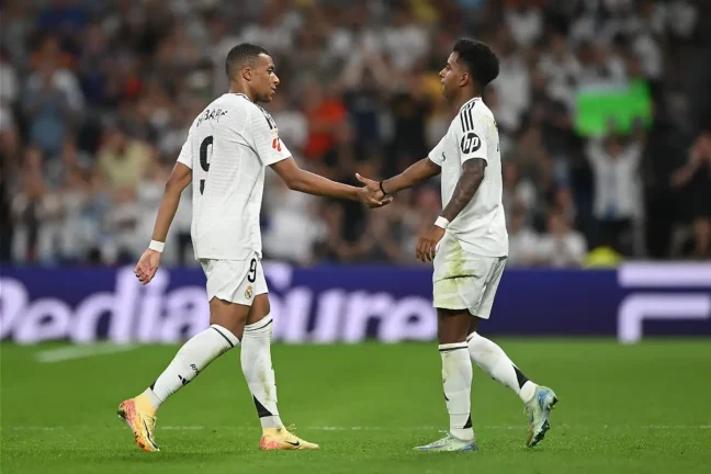 Mbappé et Rodrygo lors du match du Real Madrid face au Betis (Photo by Denis Doyle/Getty Images).