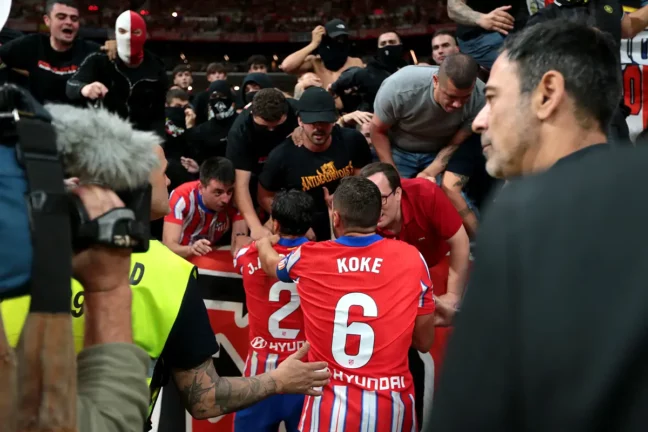Koke essayant de calmer ses supporters dimanche soir à Madrid (Photo by Florencia Tan Jun/Getty Images).