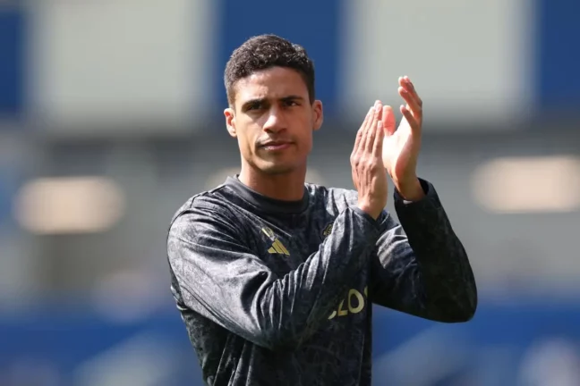 Raphaël Varane lors d'un match face à Brighton (Photo by Michael Steele/Getty Images)
