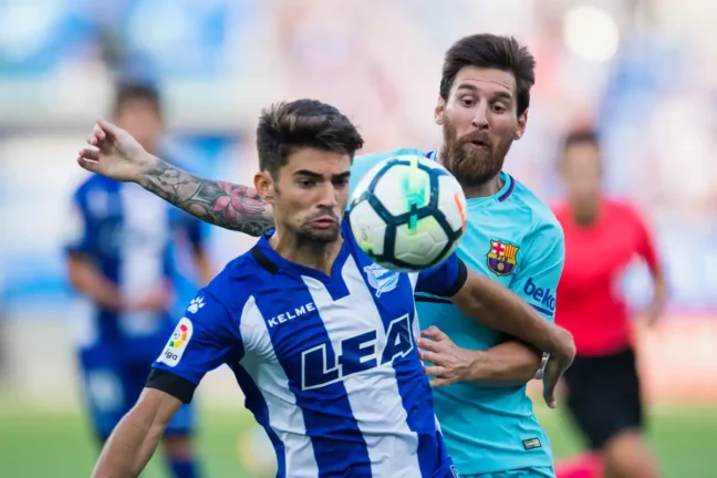 VITORIA-GASTEIZ, SPAIN - AUGUST 26: Lionel Messi of FC Barcelona duels for the ball with Enzo Zidane of Deportivo Alaves during the La Liga match between Deportivo Alaves and Barcelona at Estadio de Mendizorroza on August 26, 2017 in Vitoria-Gasteiz, Spain . (Photo by Juan Manuel Serrano Arce/Getty Images)