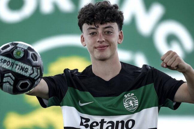 Paulo Iago signe au Sporting C.P (Paulo Iago/Twitter)