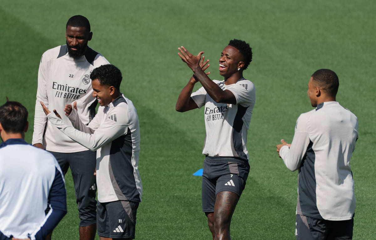 La bonne ambiance règne entre Vinicius Jr. et Mbappé lors de l'entraînement avant d'affronter Stuttgart (Getty Images)