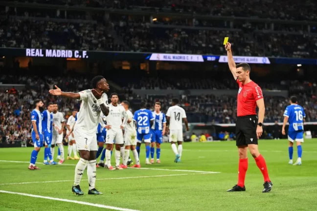 Vinciius Jr. a pris un carton jaune pour contestation lors de Real Madrid-Alavés (Photo by Denis Doyle/Getty Images)