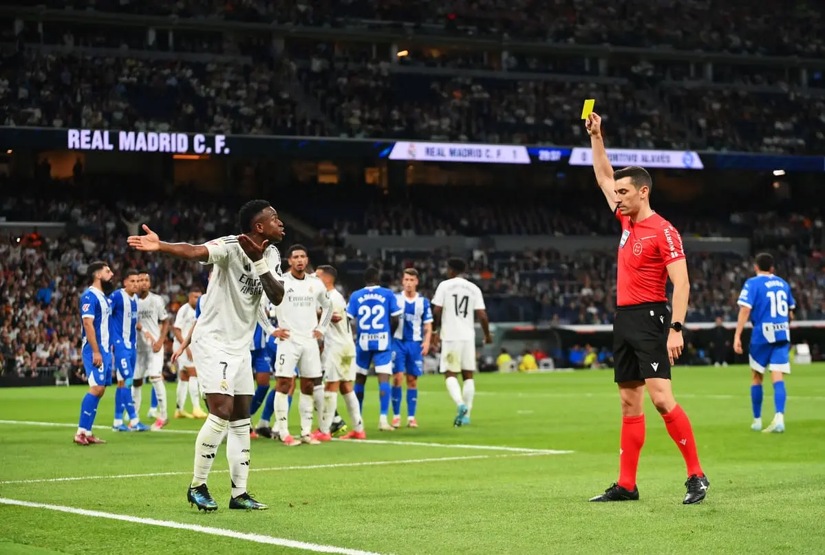 Vinciius Jr. a pris un carton jaune pour contestation lors de Real Madrid-Alavés (Photo by Denis Doyle/Getty Images)