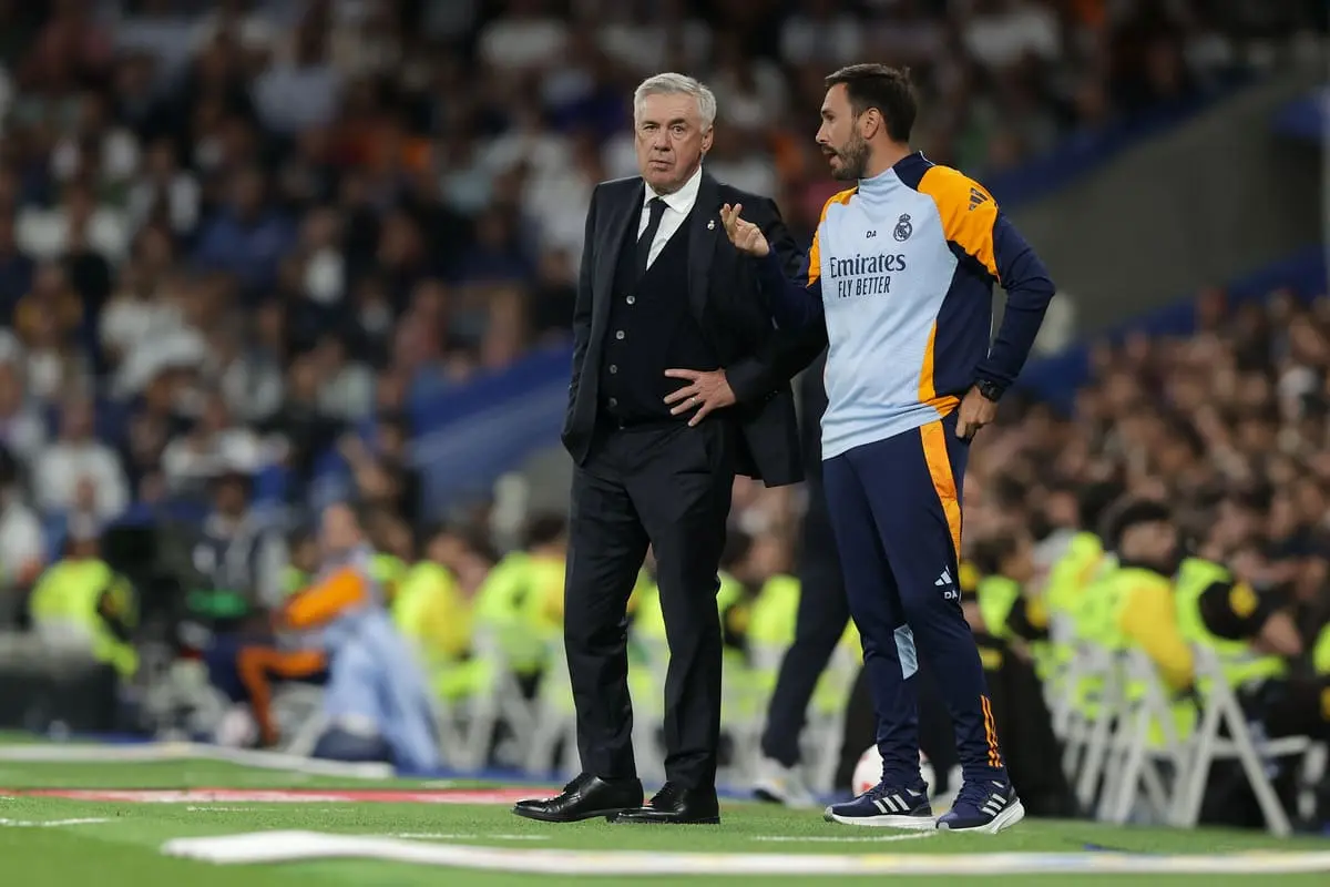MADRID, SPAIN - SEPTEMBER 24: Manager Carlo Ancelotti (L) of Real Madrid CF speaks with his assistant coach Davide Ancelotti (R) during the LaLiga match between Real Madrid CF and Deportivo Alaves at Estadio Santiago Bernabeu on September 24, 2024 in Madrid, Spain. (Photo by Gonzalo Arroyo Moreno/Getty Images).