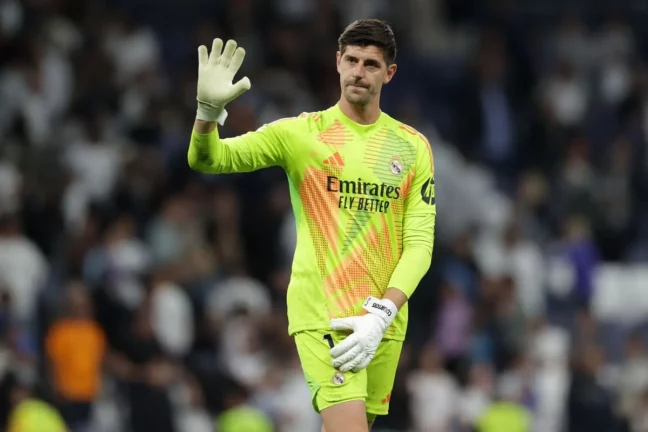 MADRID, SPAIN - SEPTEMBER 24: Goalkeeper Thibaut Courtois of Real Madrid CF acknowledges the audience after the LaLiga match between Real Madrid CF and Deportivo Alaves at Estadio Santiago Bernabeu on September 24, 2024 in Madrid, Spain. (Photo by Gonzalo Arroyo Moreno/Getty Images).
